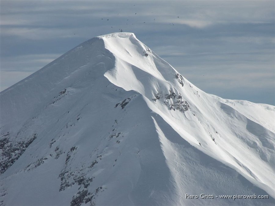 48 Zoom di Fulvio in Arera sui gracchi di cima Grem.JPG